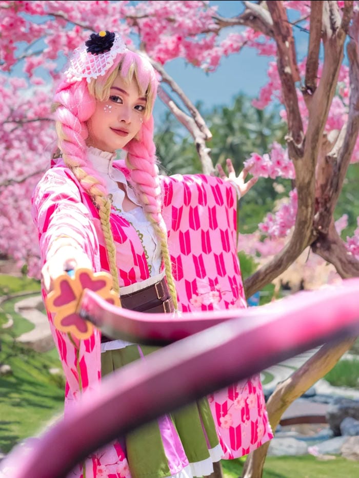 ảnh cosplay Mitsuri Kanroji ngoài trời