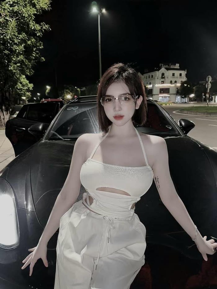 ảnh dáng đẹp Trần Huyền Châu