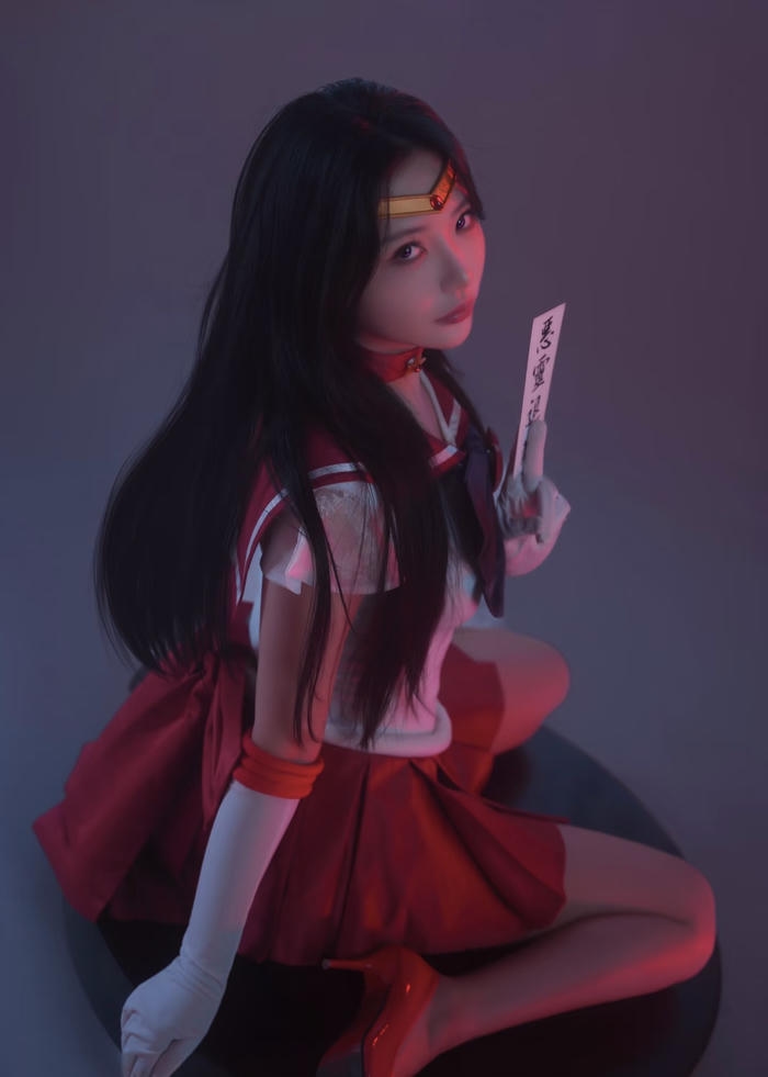 cosplay anime nữ với ánh sáng nghệ thuật