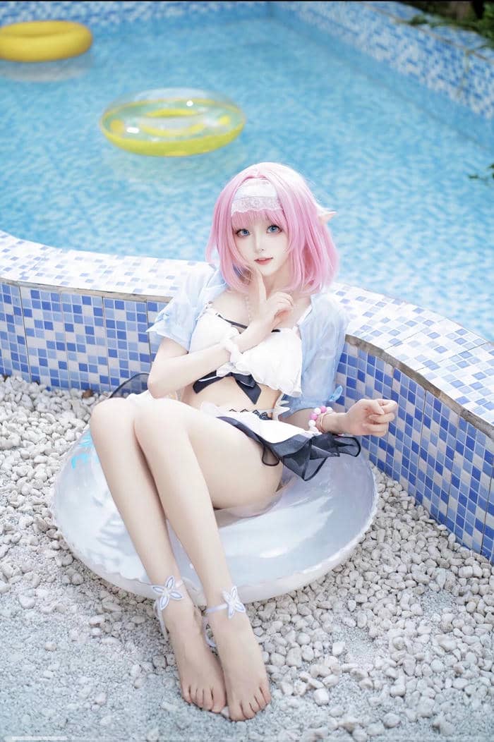 gái cosplay tóc hồng cạnh bể bơi