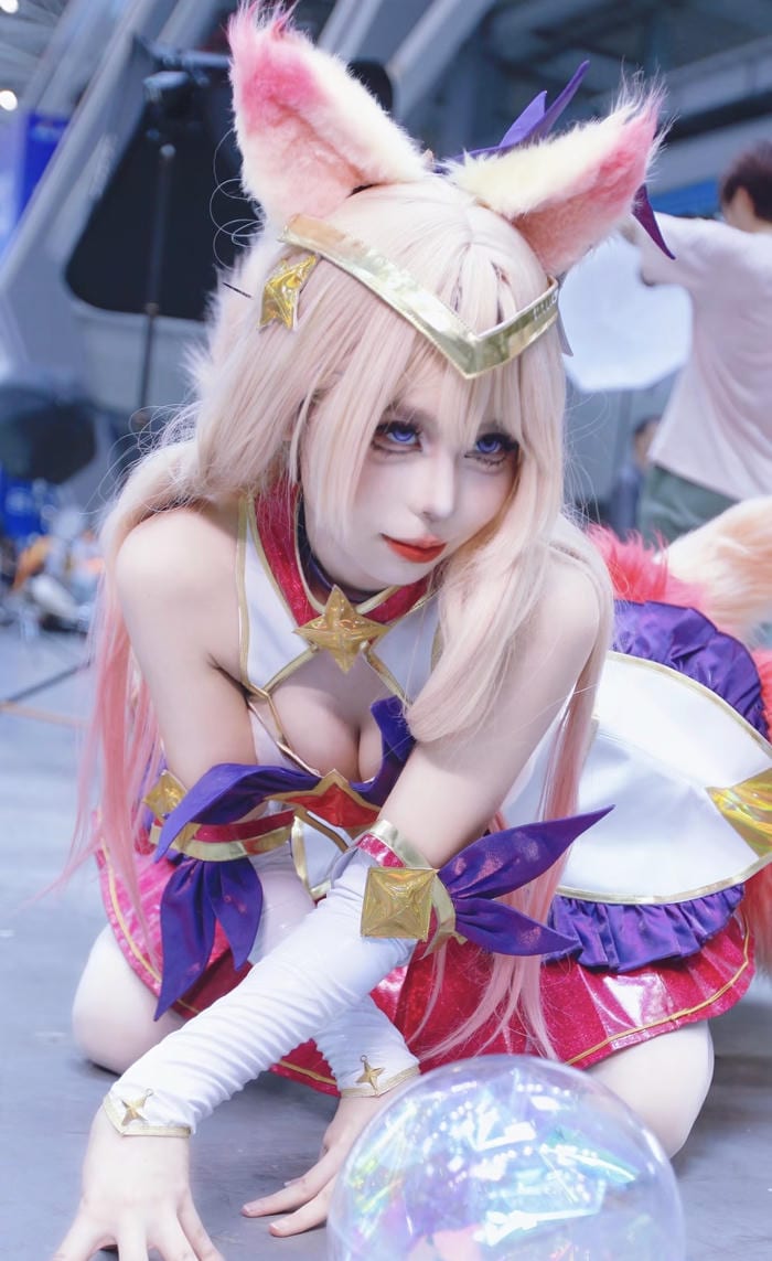 hình cosplay anime girl dáng ngồi quyến rũ