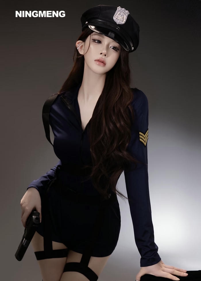 ảnh cosplay cảnh sát nữ tạo dáng