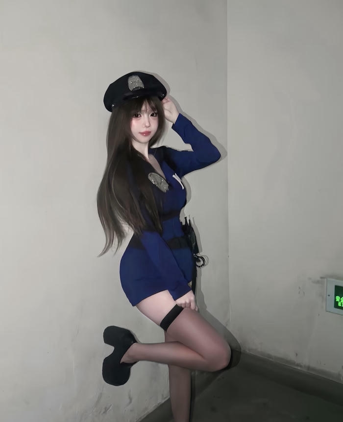 gái xinh anime cosplay cảnh sát nữ ấn tượng