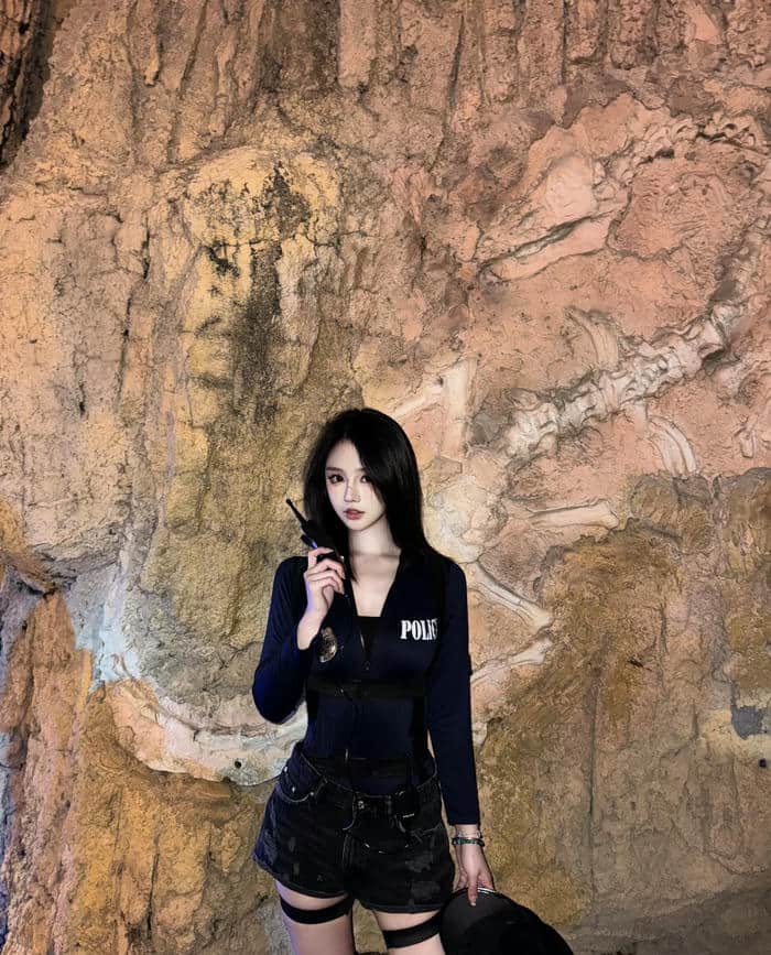 hình cosplay cảnh sát nữ tạo dáng ngầu