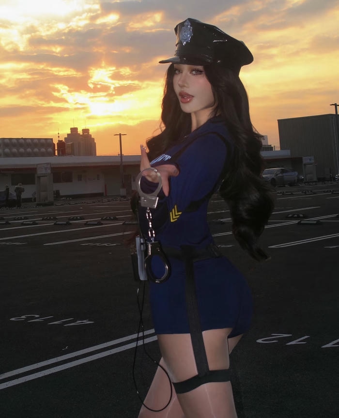 hình cosplay cảnh sát nữ thần thái